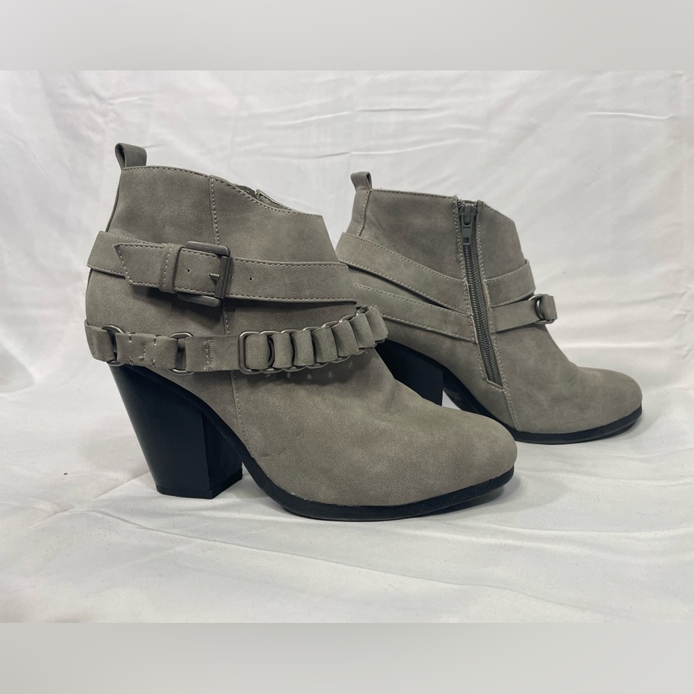 Never worn grey booties with adorable details! Size 9 women’s!